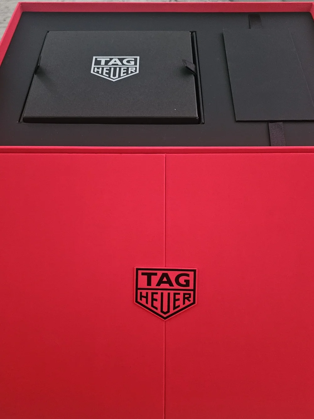 TAG Heuer Connected Smartwatch Black/Silver With Exclusive Special Edition Box